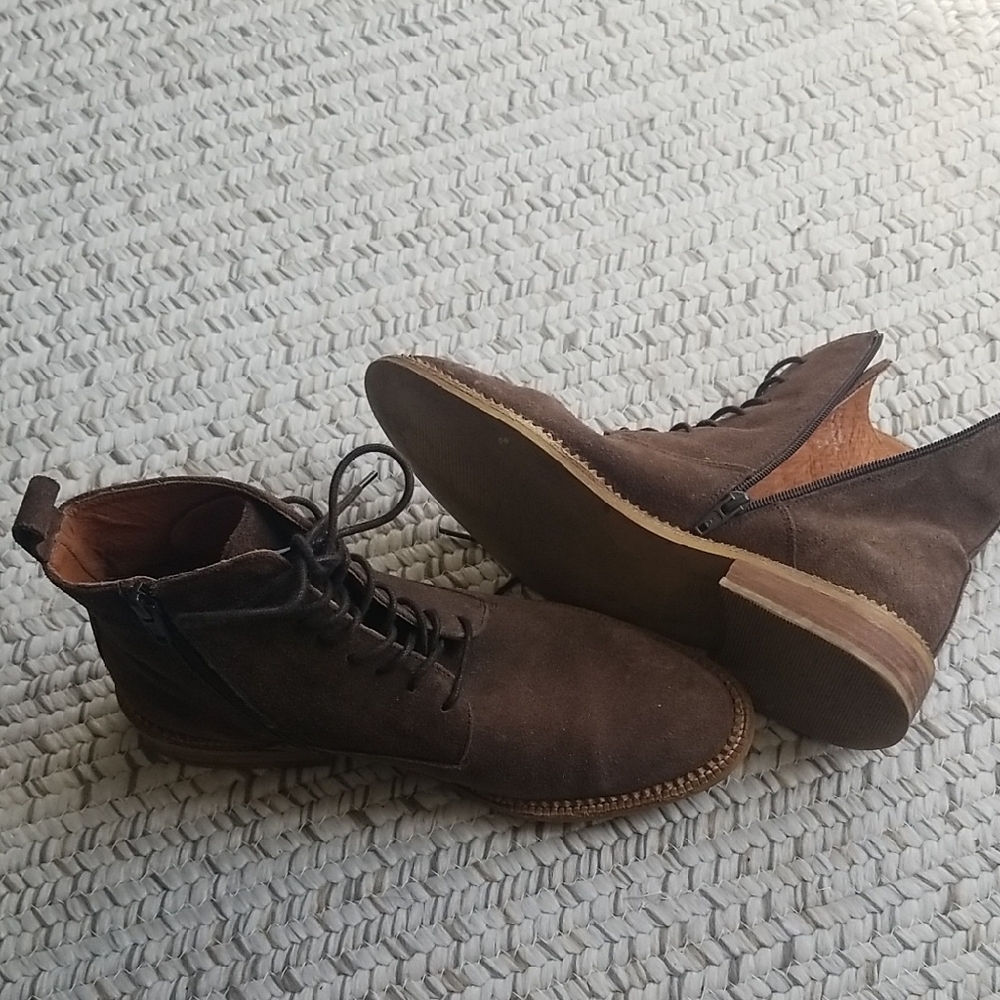 Brown Ankle Boots with Lace-Up Design and Rubber Soles